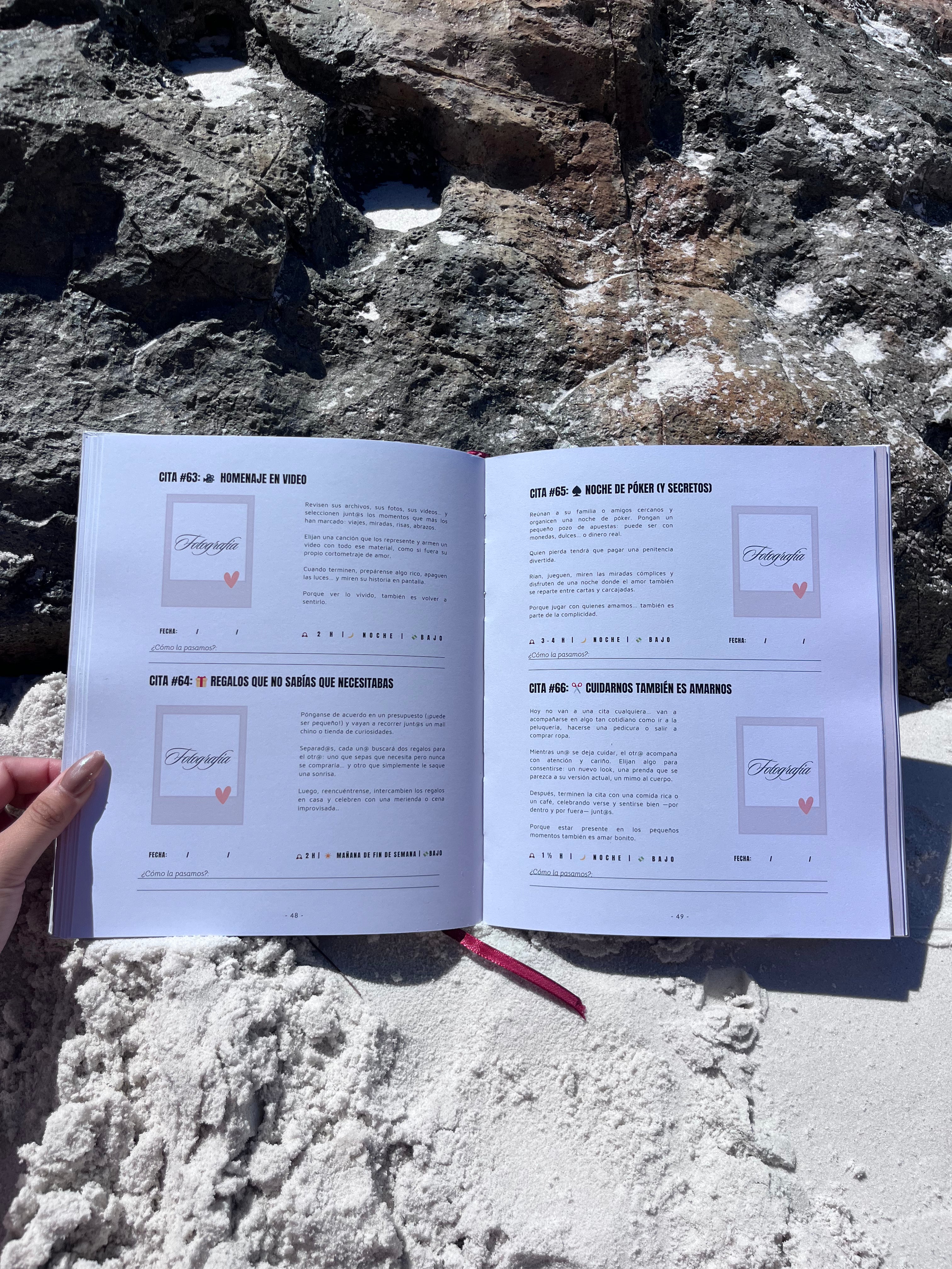 Álbum para parejas “Esto va en serio” abierto sobre la arena en la playa, mostrando sus páginas interiores con citas guiadas y espacios para escribir recuerdos.