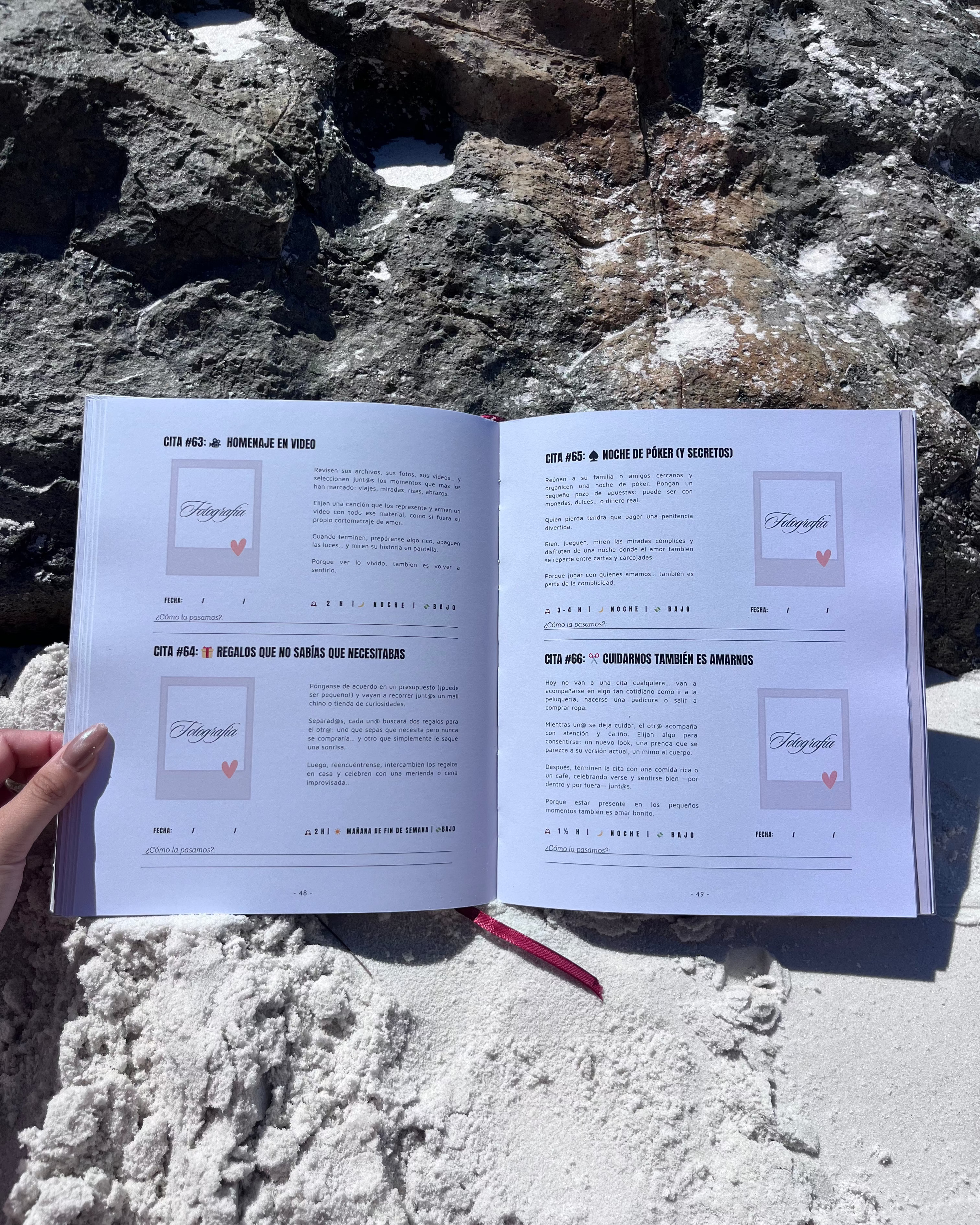 Álbum para parejas “Esto va en serio” abierto sobre la arena en la playa, mostrando sus páginas interiores con citas guiadas y espacios para escribir recuerdos.