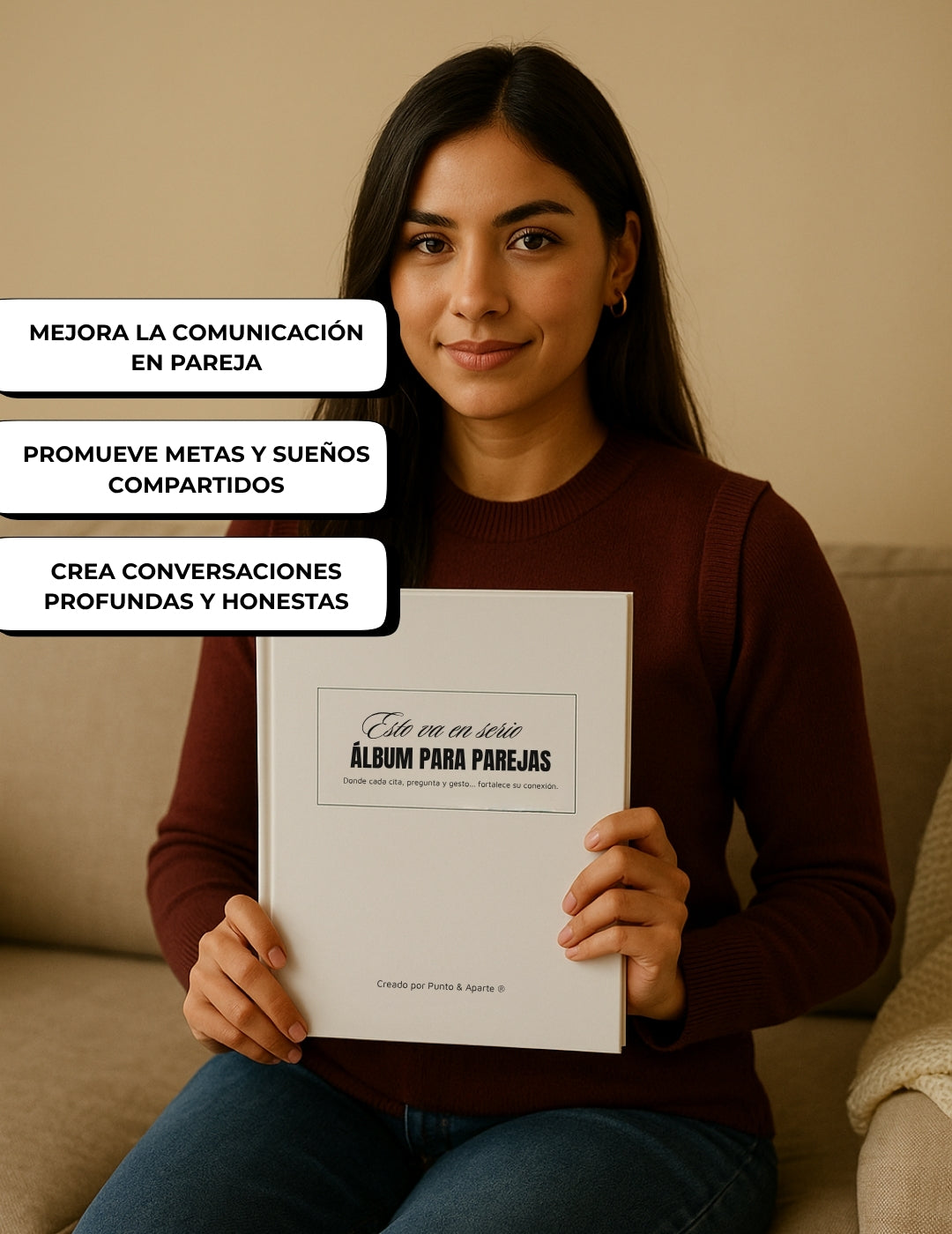 Mujer sentada en un sillón sosteniendo el Álbum para Parejas Esto va en Serio, con textos que destacan que mejora la comunicación y las metas compartidas en pareja.