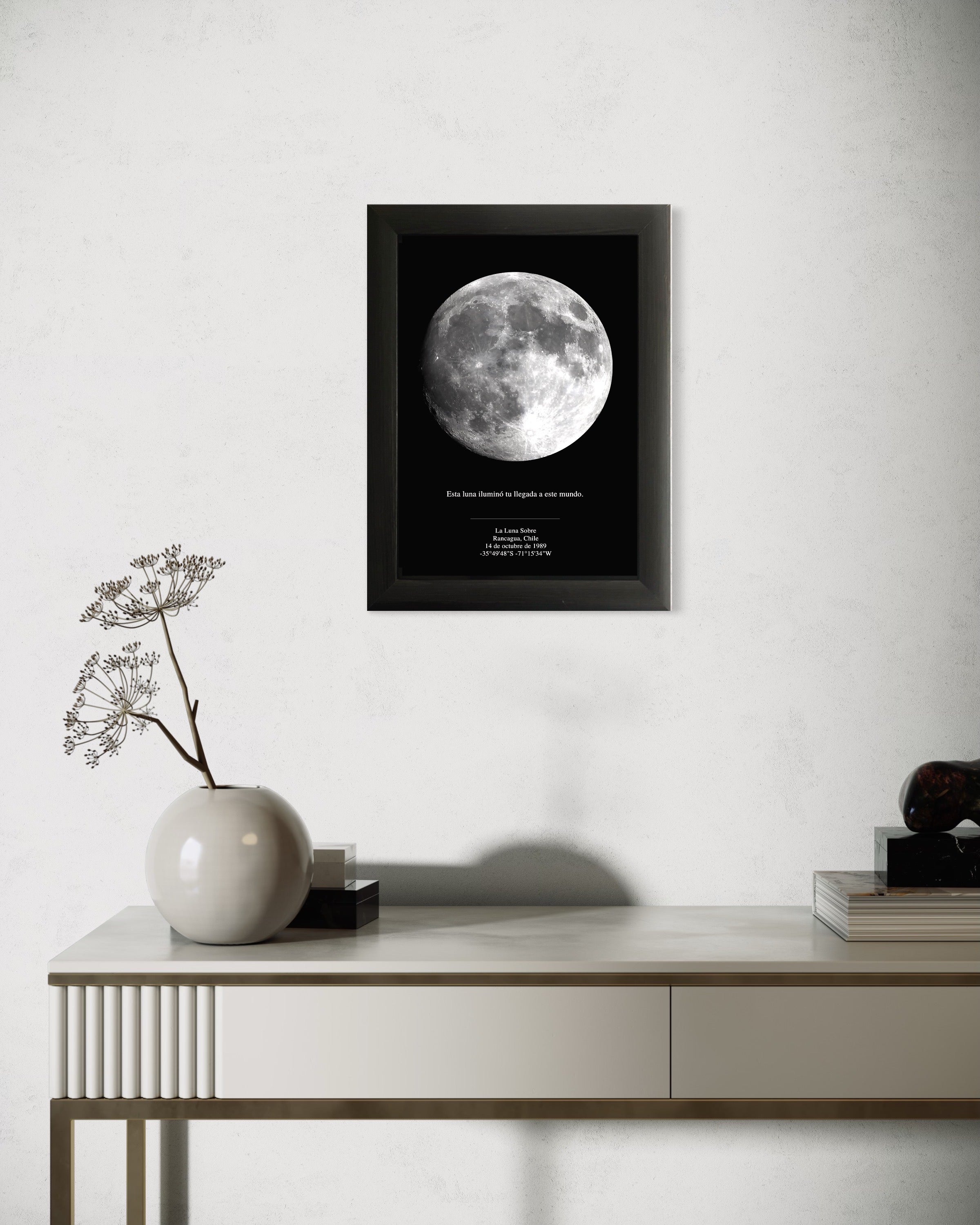 Cuadro Mapa Lunar enmarcado sobre consola decorativa, mostrando la fase exacta de la luna como lámina personalizada.