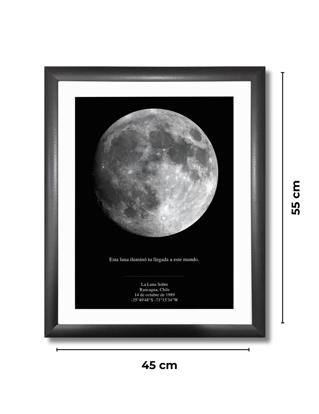 Mapa lunar XXL enmarcado de 45 x 55 cm sobre fondo blanco, con fotografía realista de la luna en blanco y negro, ideal como regalo romántico para parejas y aniversarios.