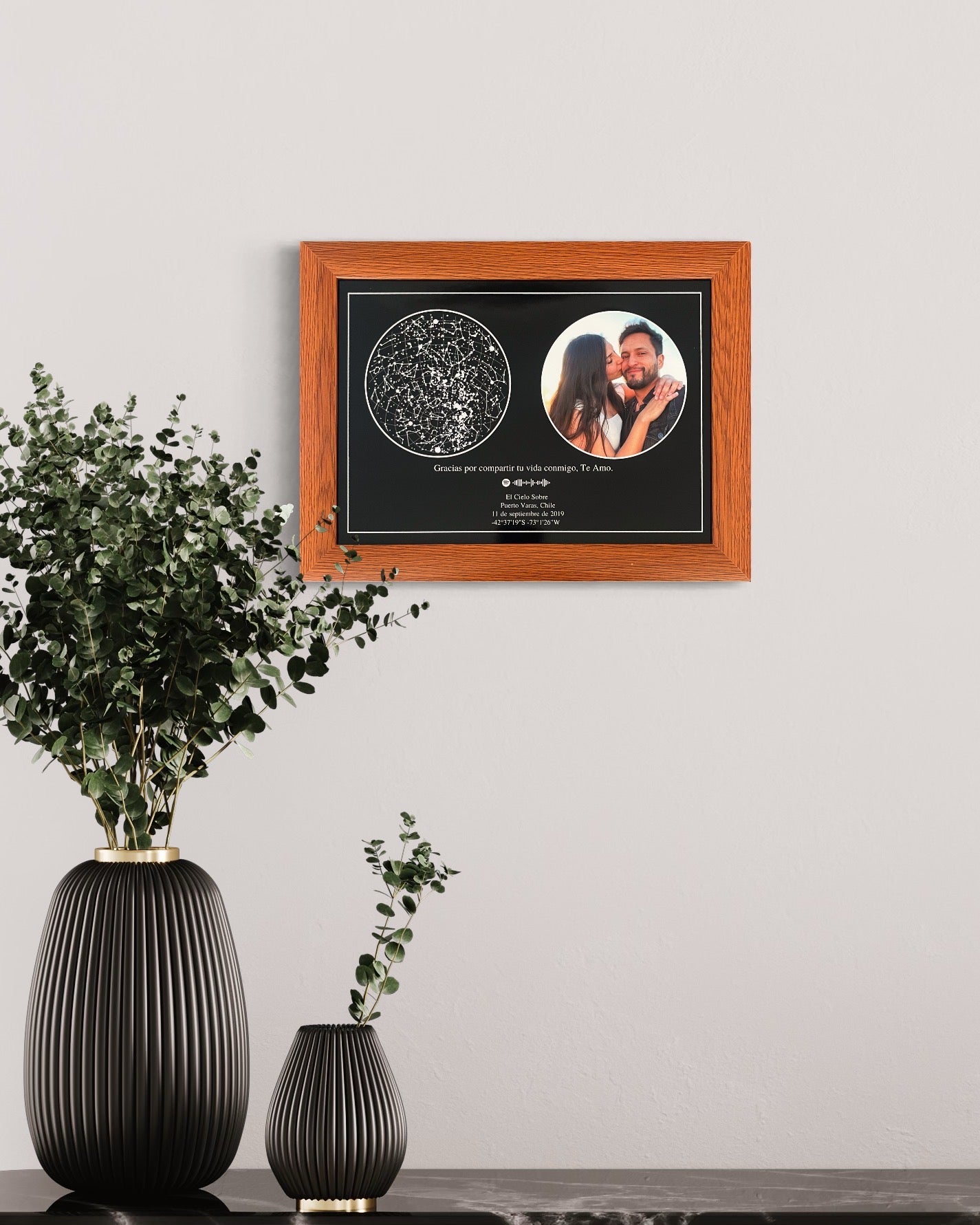 Cuadro de mapa estelar con foto romántica en marco café, decoración de pared y regalo para parejas