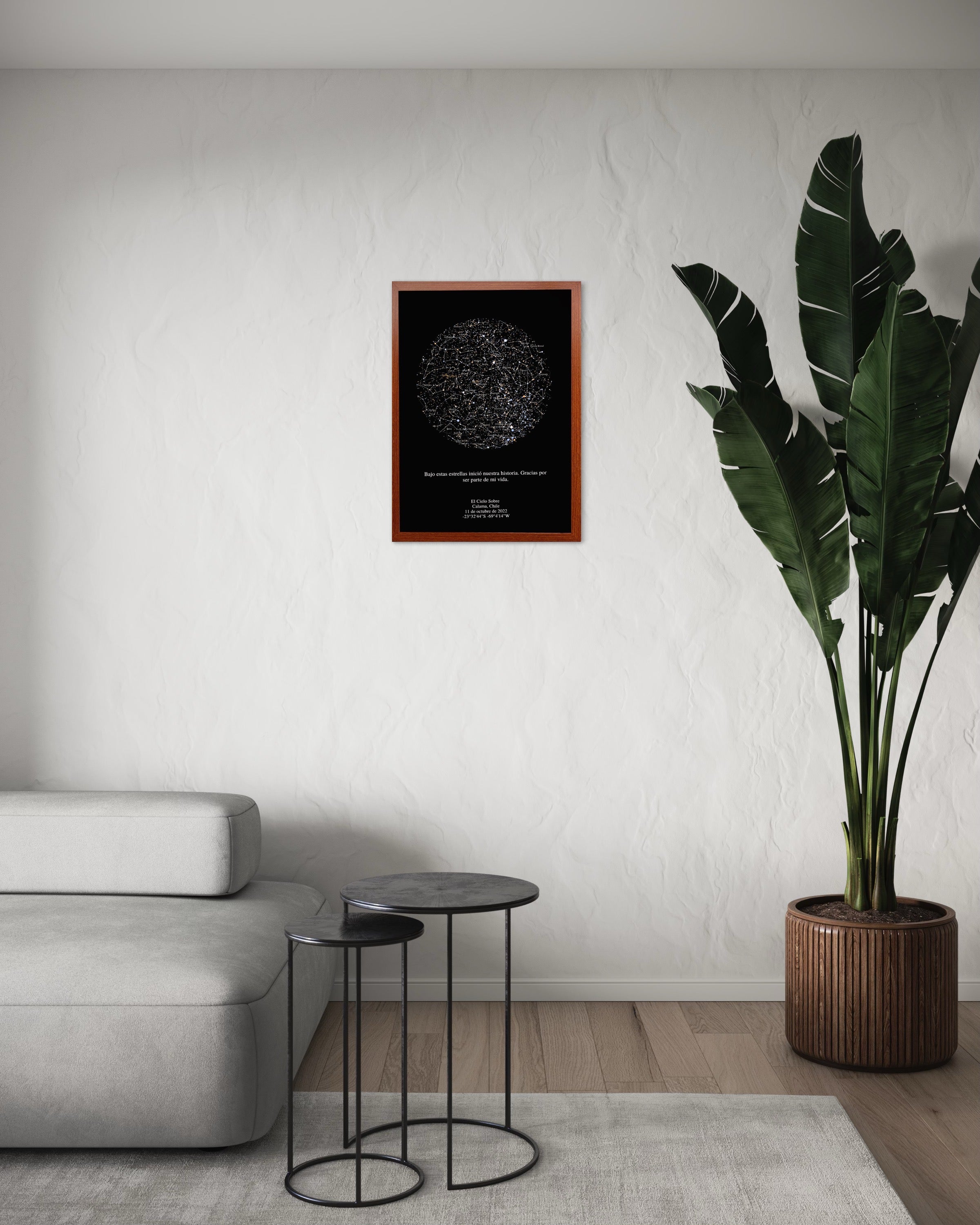 Mapa estelar personalizado decorando un living moderno con sofá claro y mesa de centro oscura