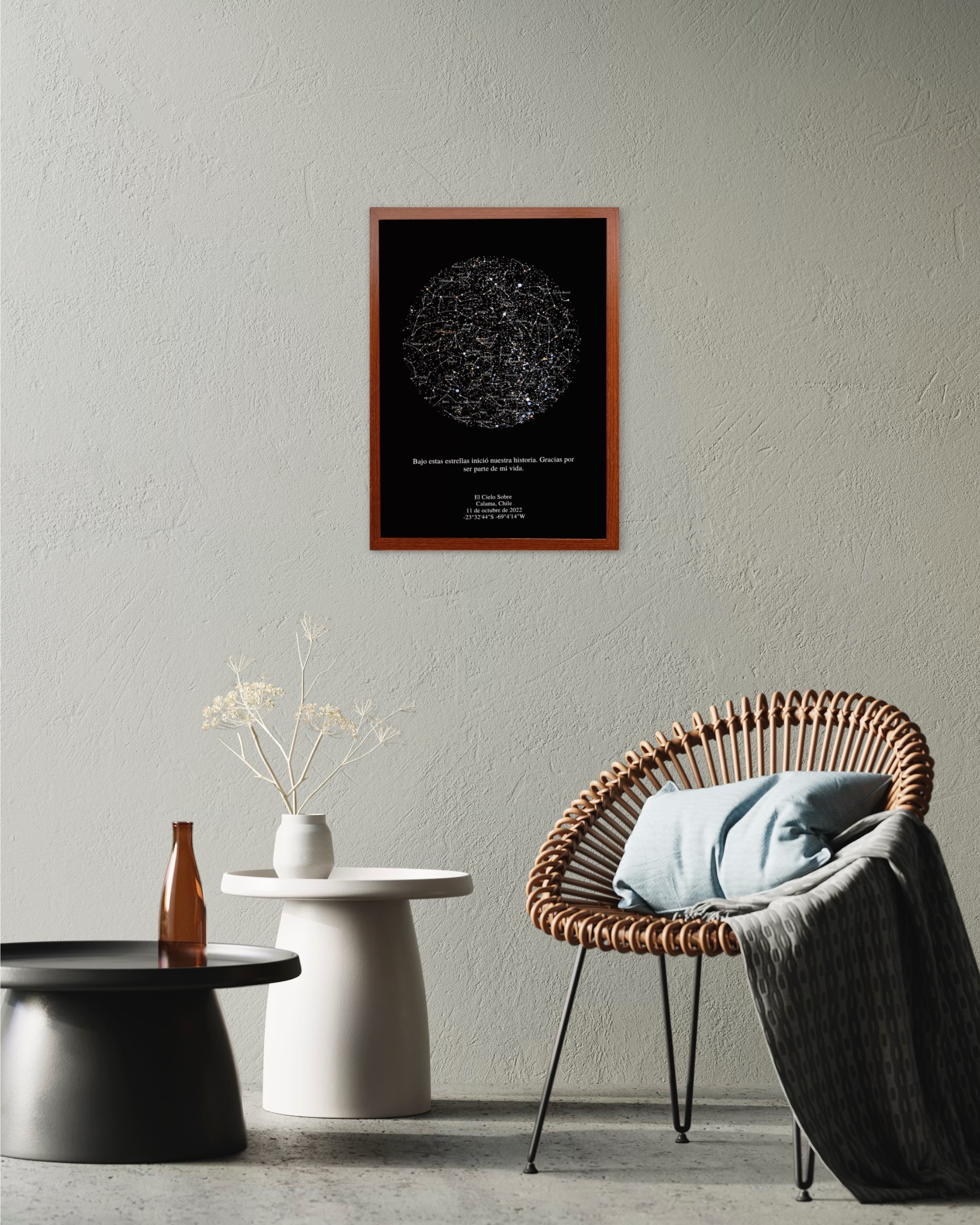Mapa estelar personalizado XL mostrando tamaño real en centímetros en un salón moderno