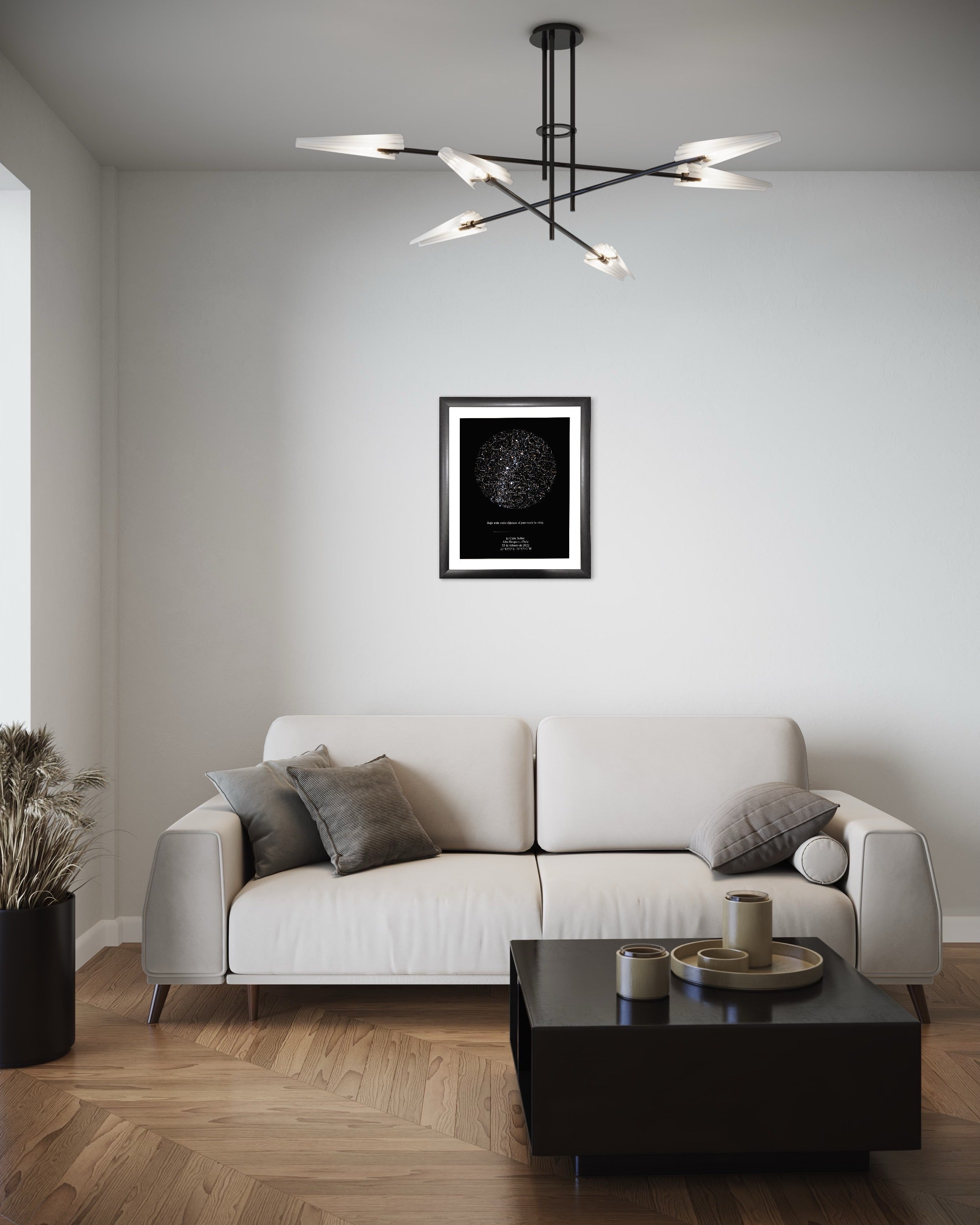 Mapa estelar XXL enmarcado sobre sofá beige en living moderno, decoración elegante del cielo personalizado