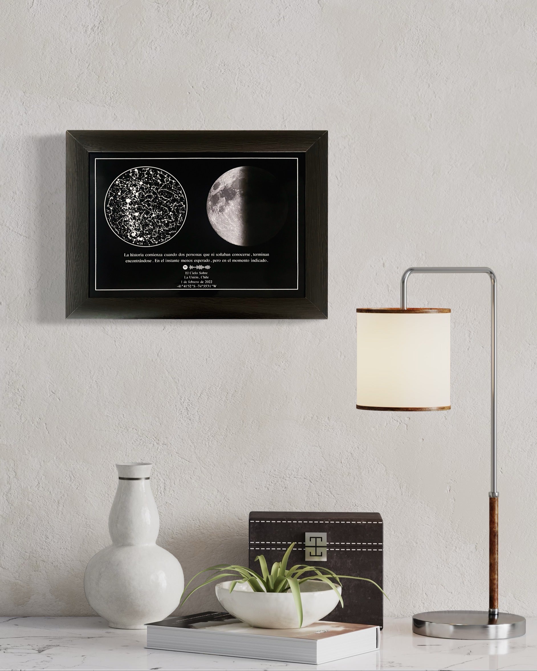 Mapa estelar Cielo Lunar con fase de la luna y mensaje personalizado sobre mesa de mármol con decoración