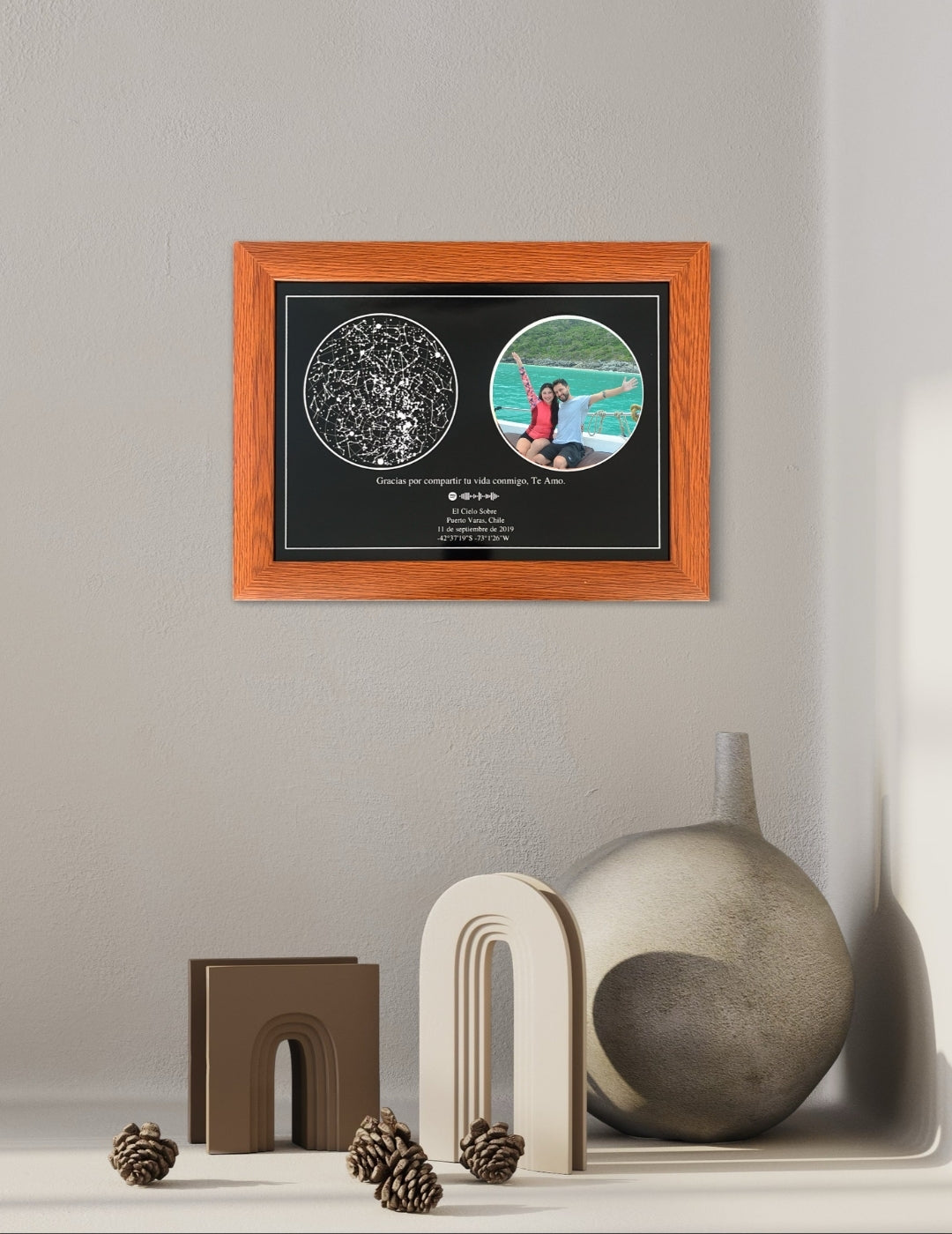 Mapa estelar doble con foto en marco de madera, regalo personalizado para cumpleaños en Chile sobre repisa decorativa