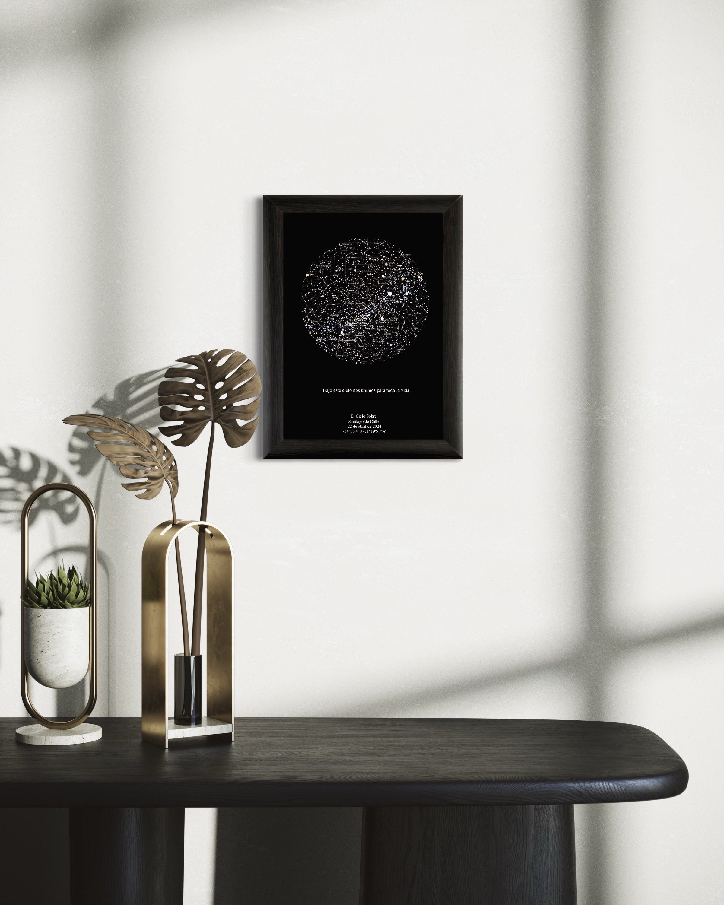 Mapa Estelar Sky of Colors en marco negro sobre consola negra, con decoración dorada y planta pequeña al costado.