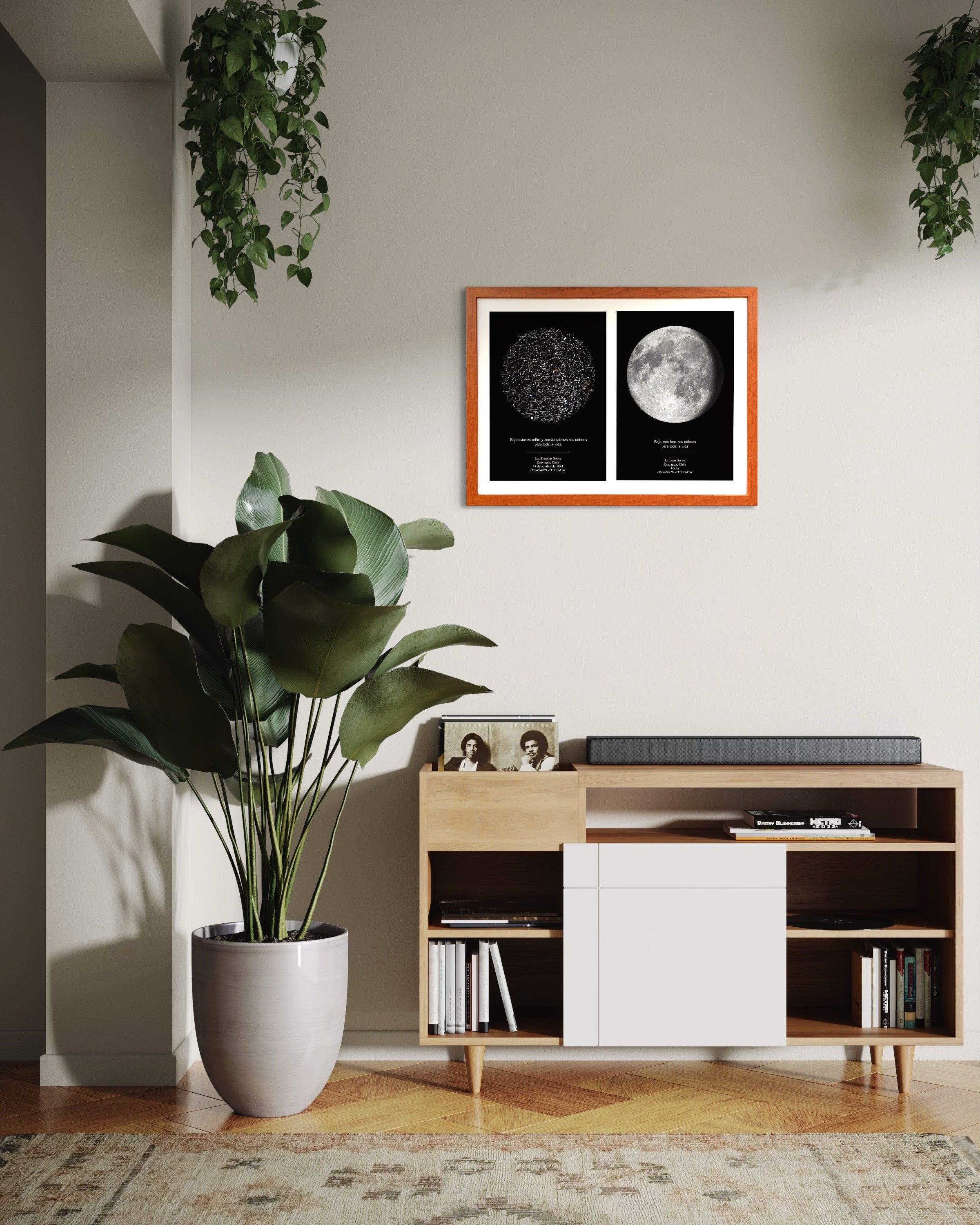 Mapa Estelar Modelo Doble con cielo estrellado y luna en marco color madera, colgado sobre un mueble en un living con planta grande, ideal para recordar el primer beso en pareja.