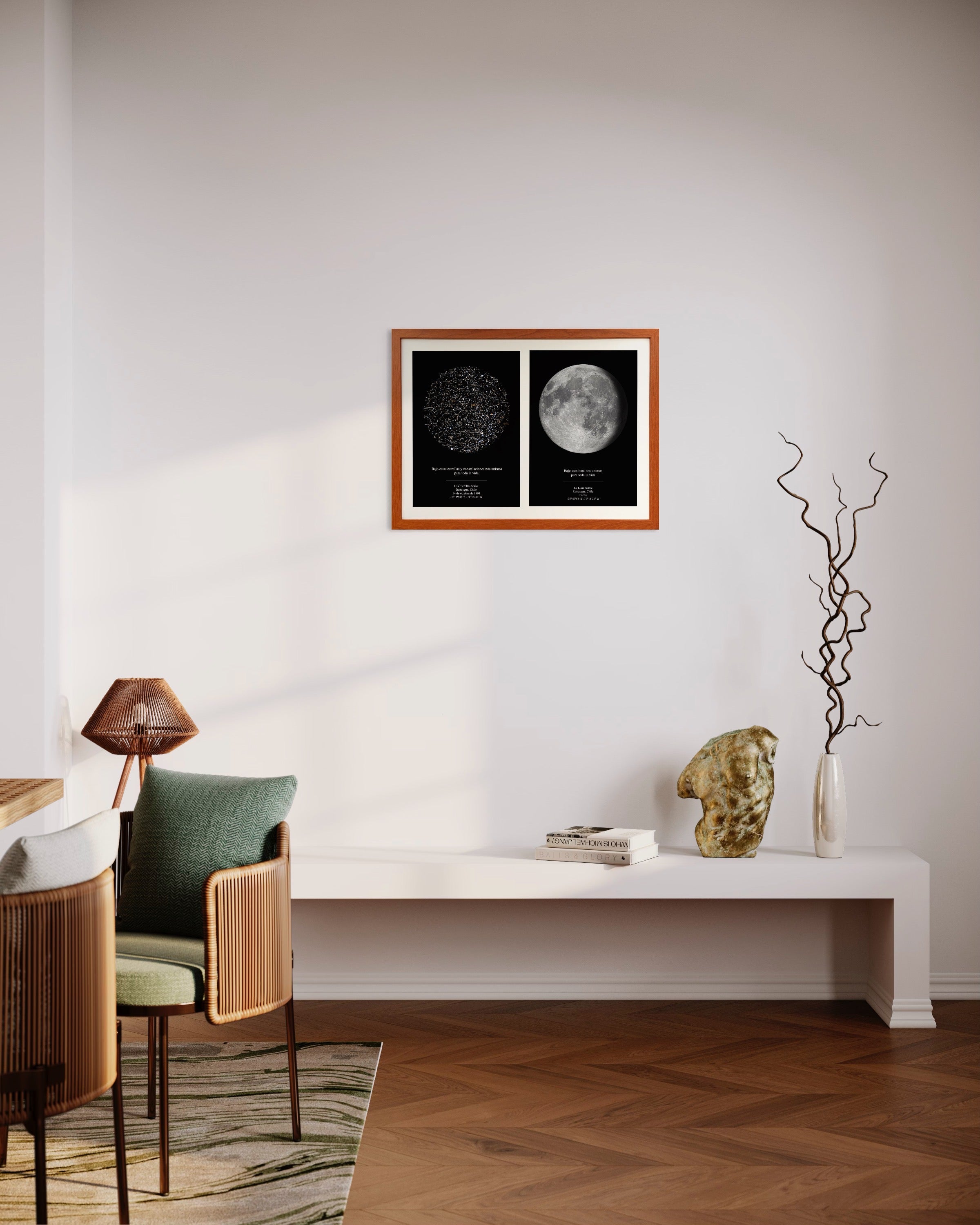Decoración de living moderno con Mapa Estelar Modelo Doble (cielo estrellado y luna llena en marco de madera) colgado sobre repisa blanca, ideal como propuesta de matrimonio o regalo romántico para parejas.