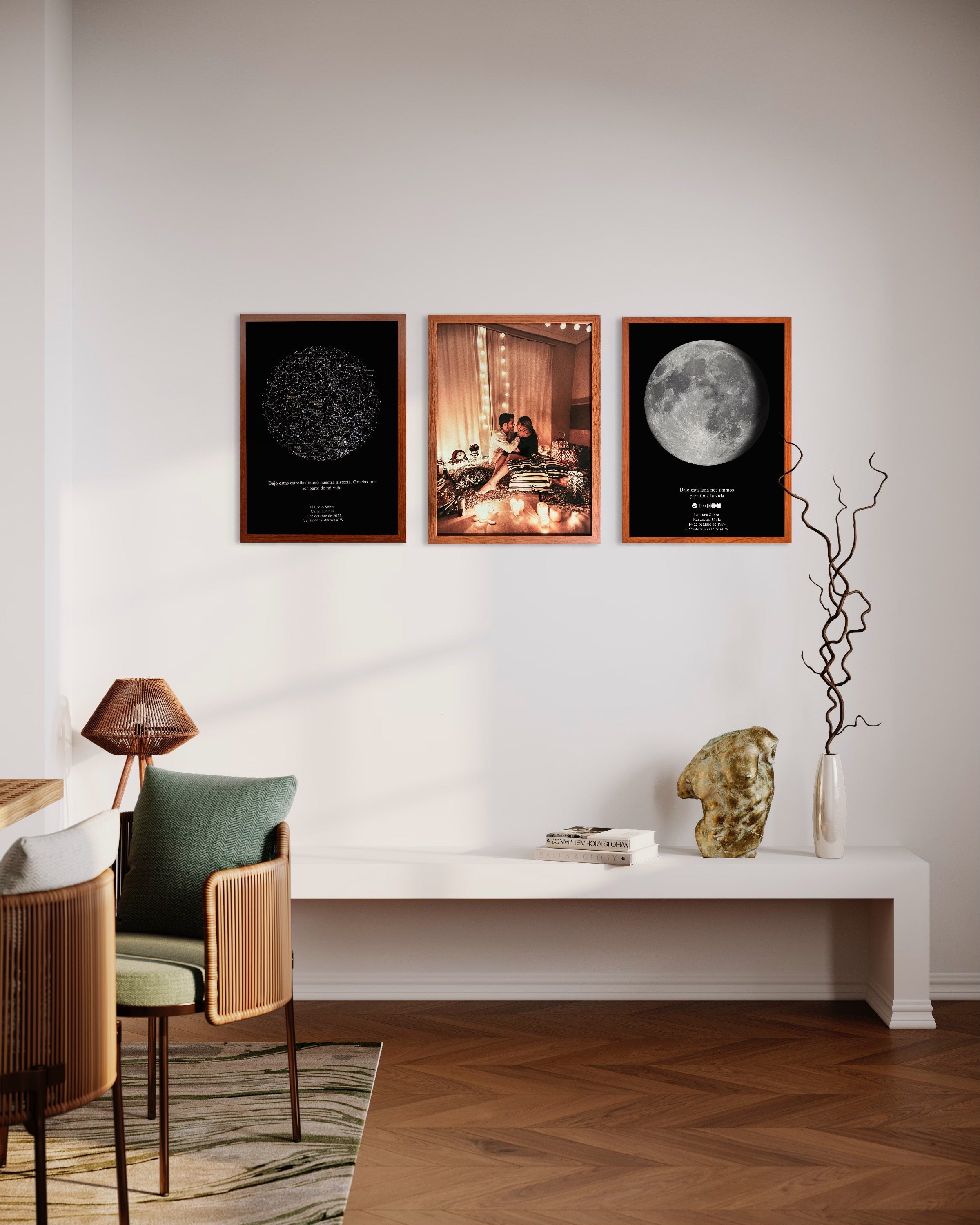 Set Mapa Estelar XL con dos mapas del cielo y una foto enmarcados, colgados en muro de living moderno