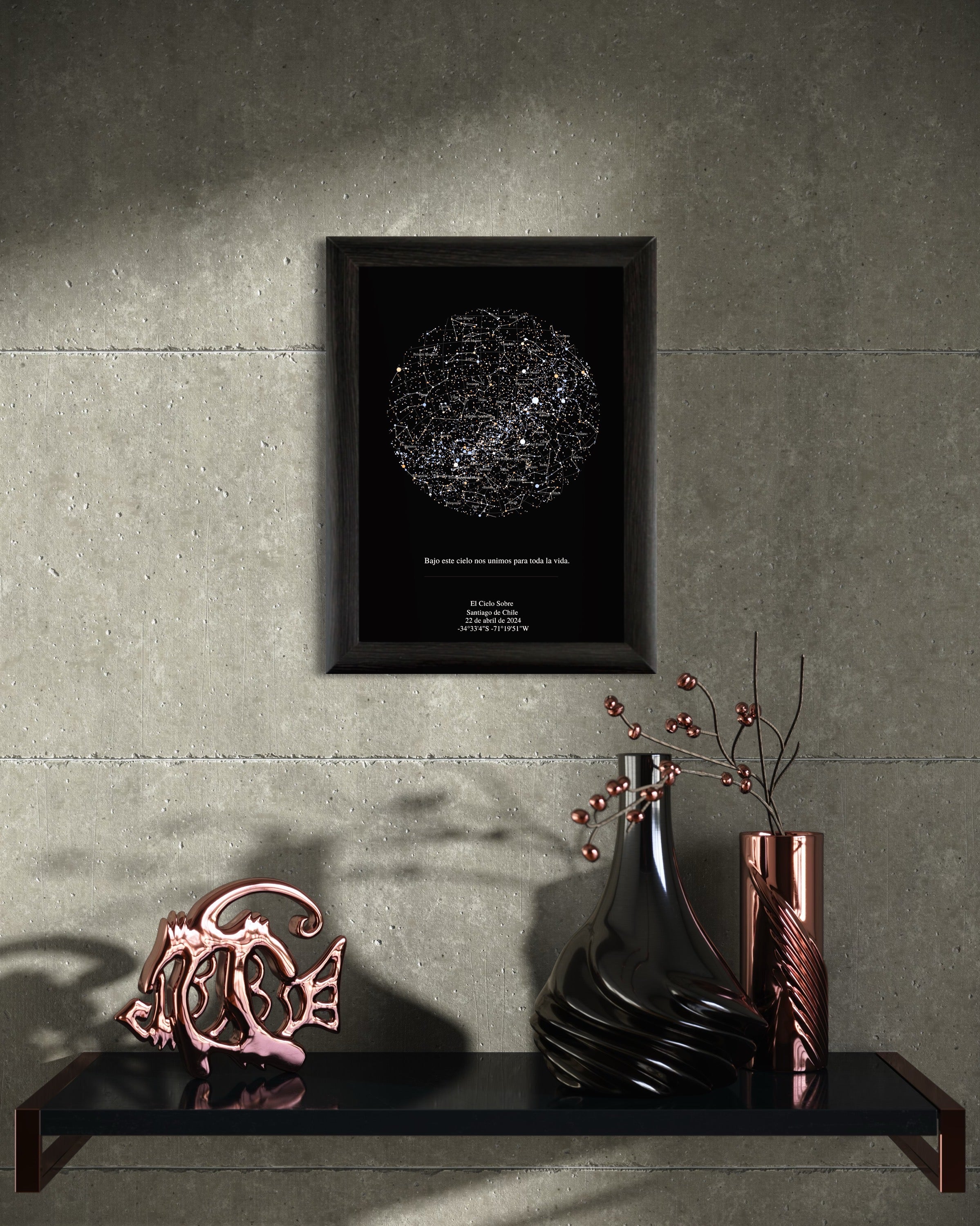 Mapa Estelar Sky of Colors en marco negro colgado sobre muro gris, acompañado de decoración moderna en tonos negros y cobre.