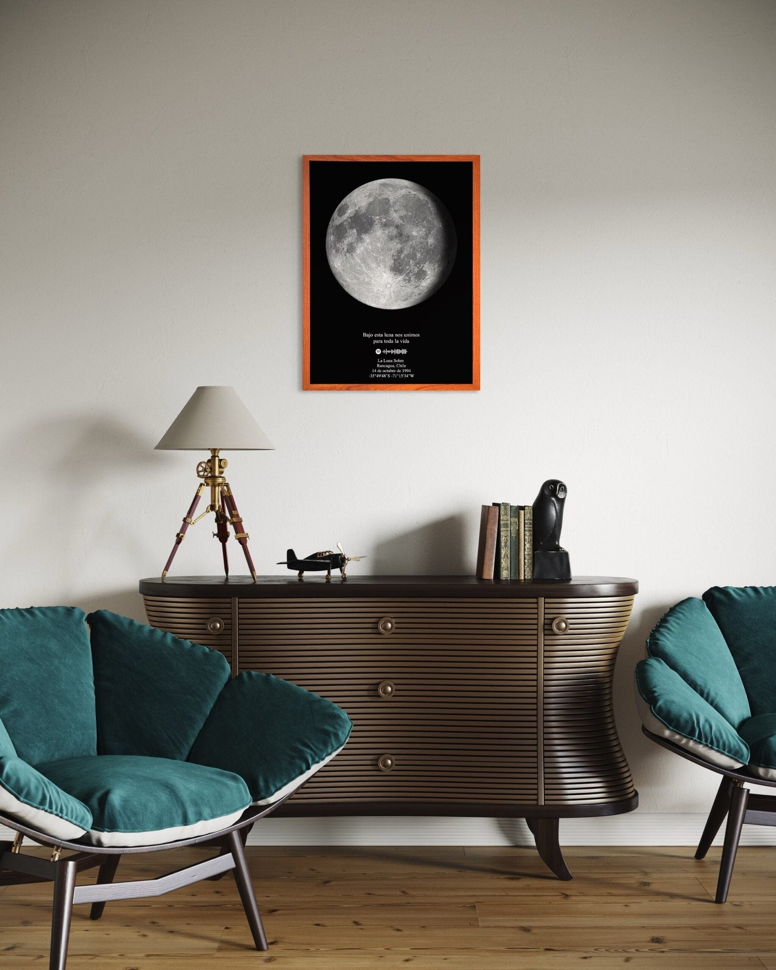 Mapa lunar XL en marco color naranja decorando un living moderno, colgado sobre un arrimo entre dos sillones verdes.