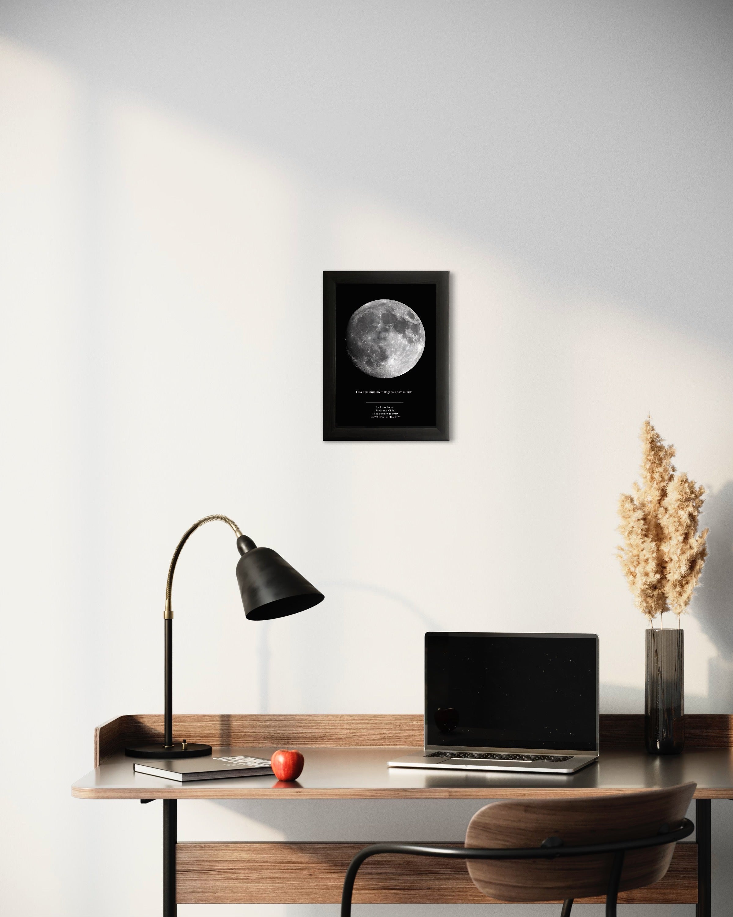 Mapa lunar enmarcado sobre escritorio de trabajo minimalista, ideal como cuadro decorativo y regalo especial.