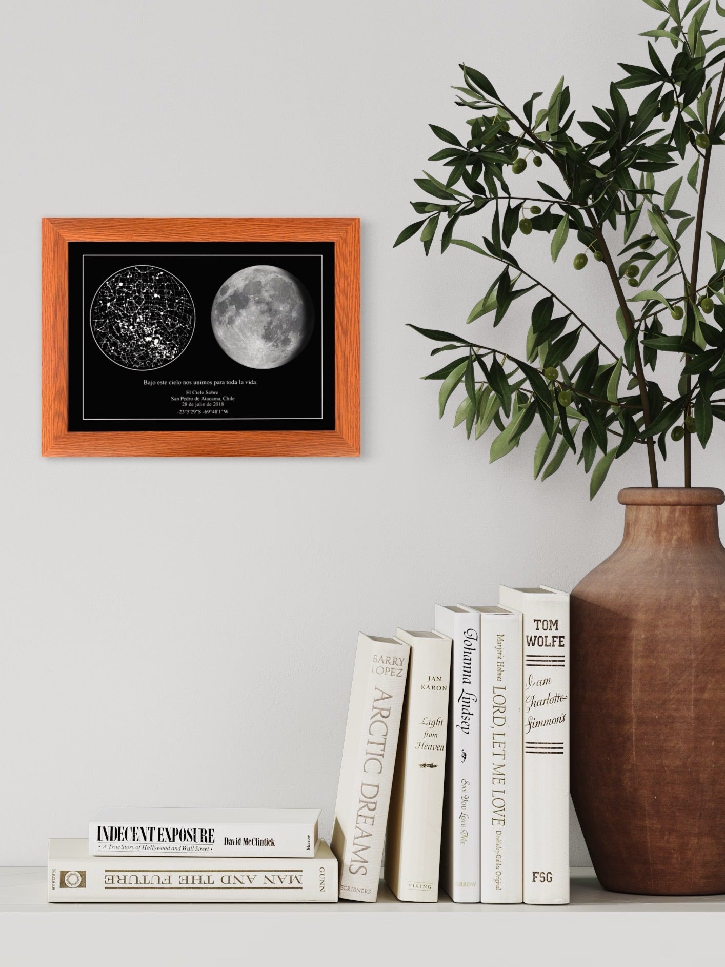 Mapa estelar con la fase lunar exacta de una fecha especial, enmarcado en café sobre mesa decorativa de estilo moderno