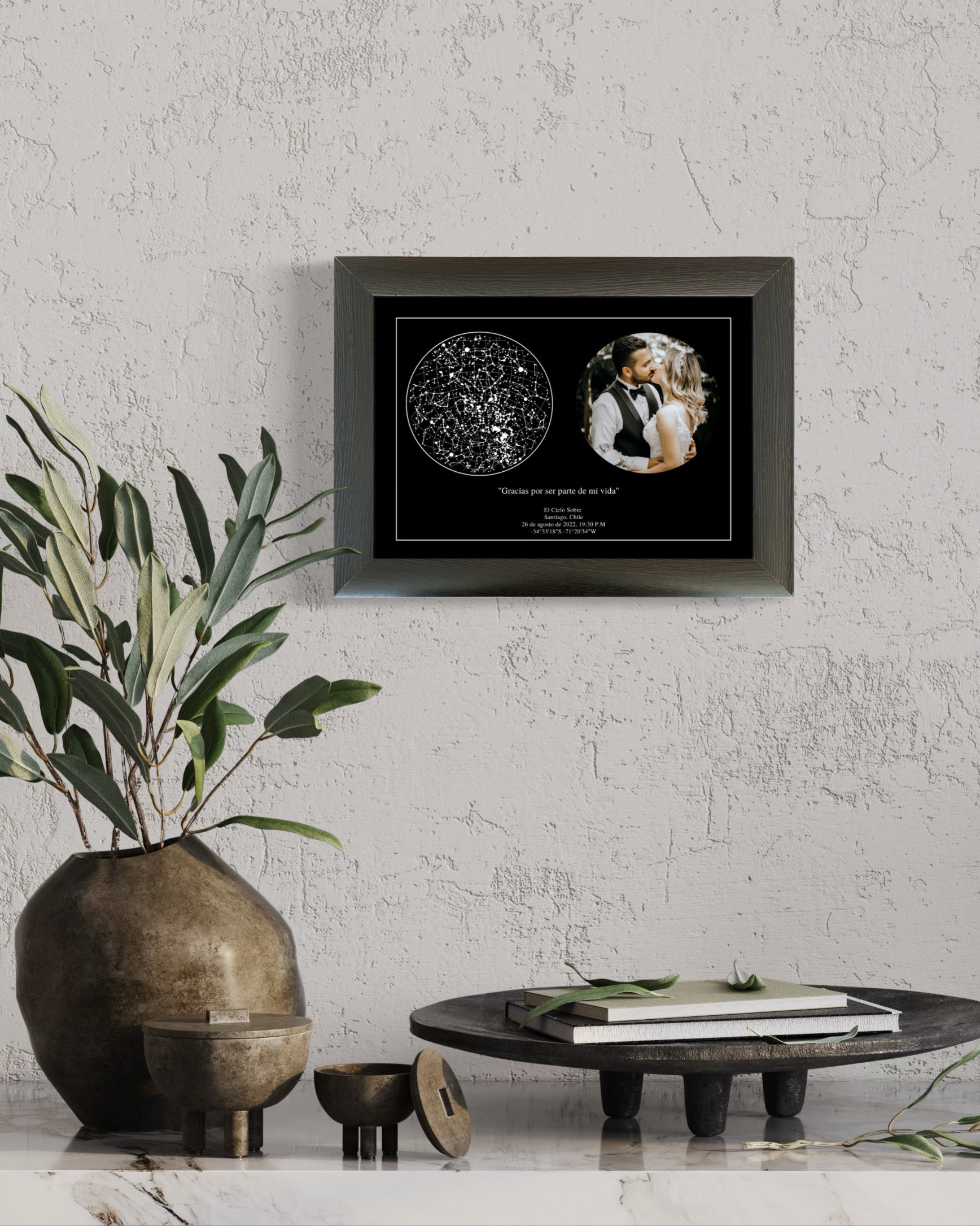 Mapa estelar Cielo Foto horizontal enmarcado en negro con mapa de estrellas y foto de pareja sobre repisa decorativa, ideal como regalo personalizado.