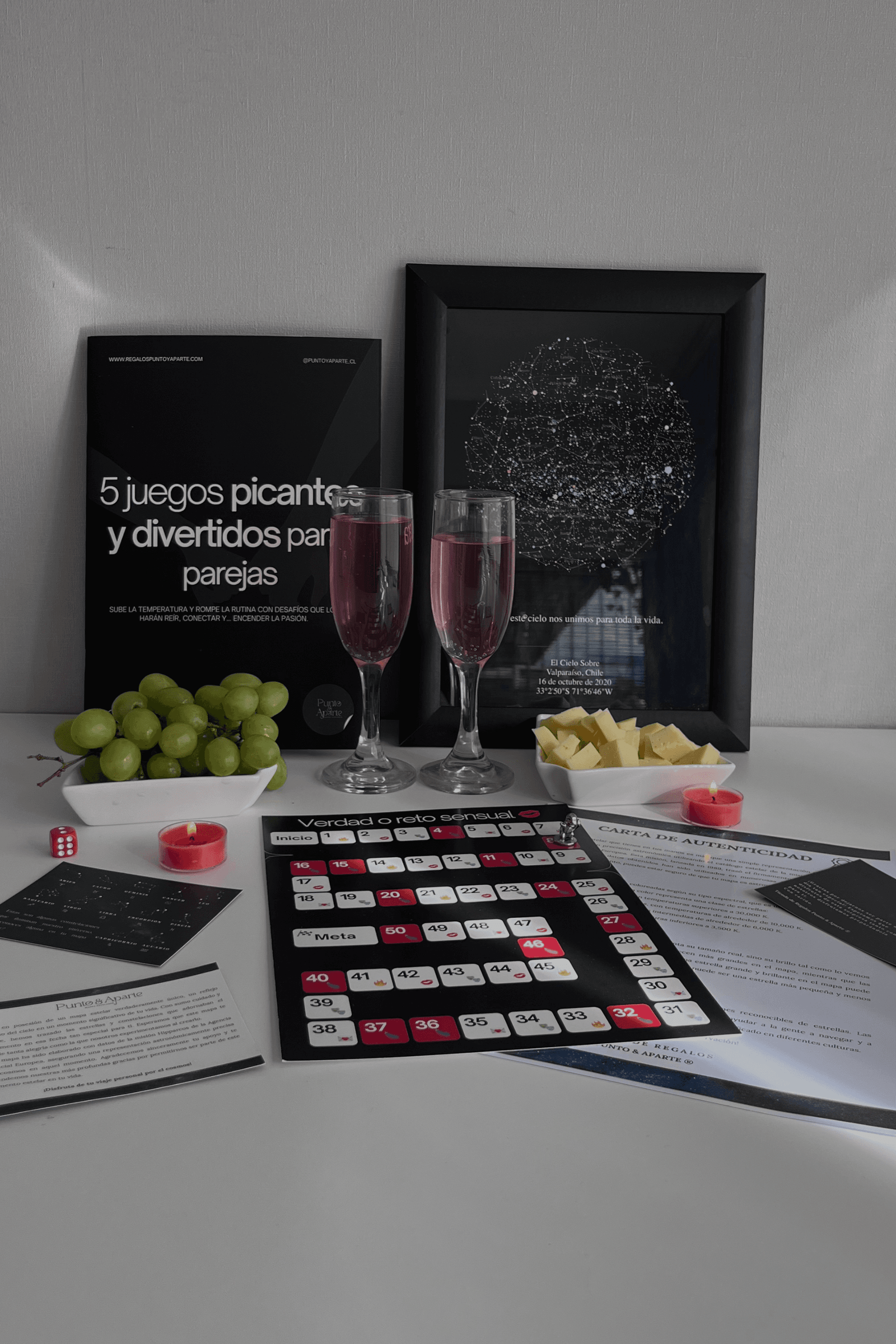 Pack con Mapa Estelar Sky of Colors, revista 5 juegos picantes para parejas, tablero de juego, copas, uvas y quesos listo para una noche romántica.
