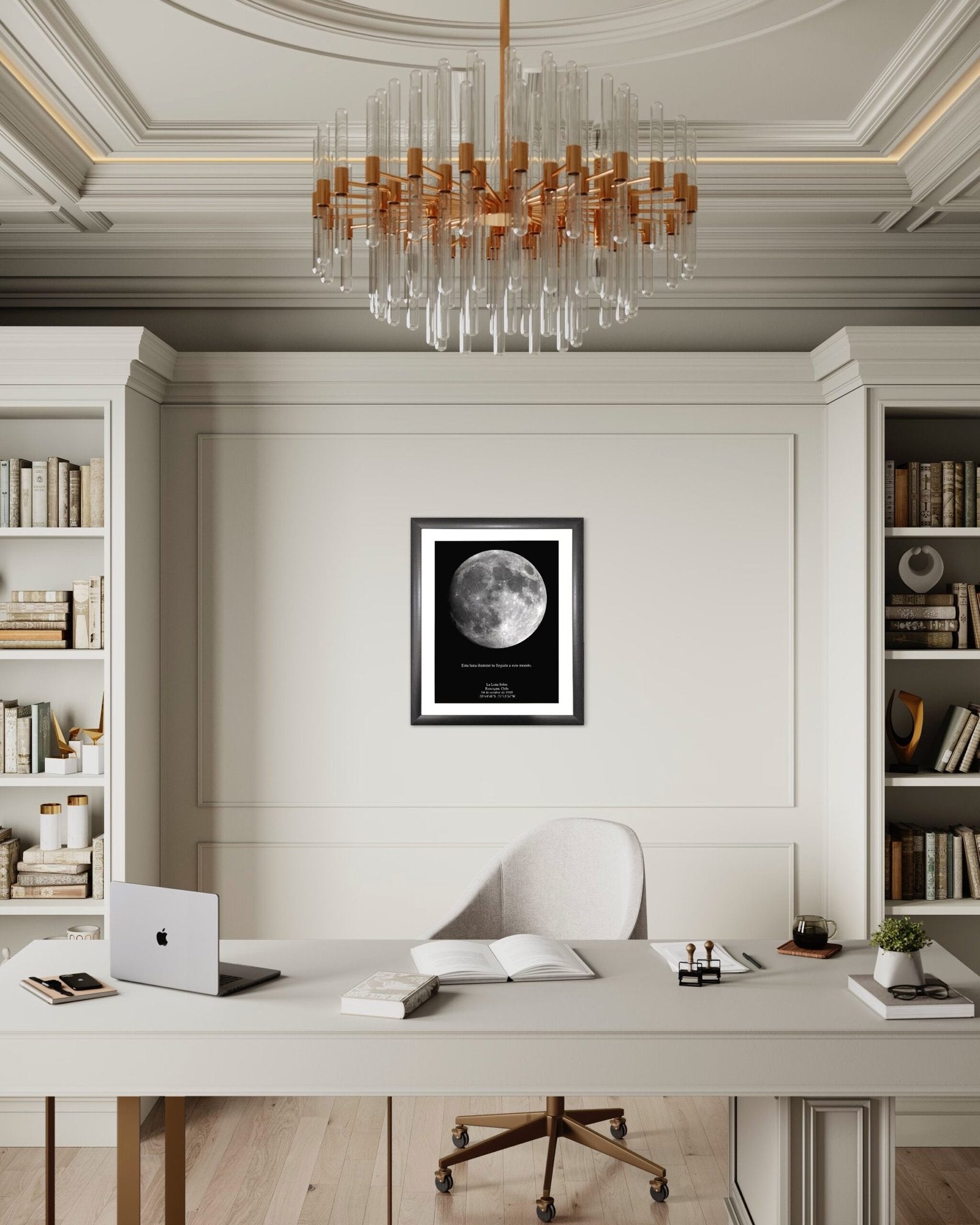 Mapa lunar XXL enmarcado sobre escritorio blanco en oficina elegante, cuadro personalizado con la fase exacta de la luna.