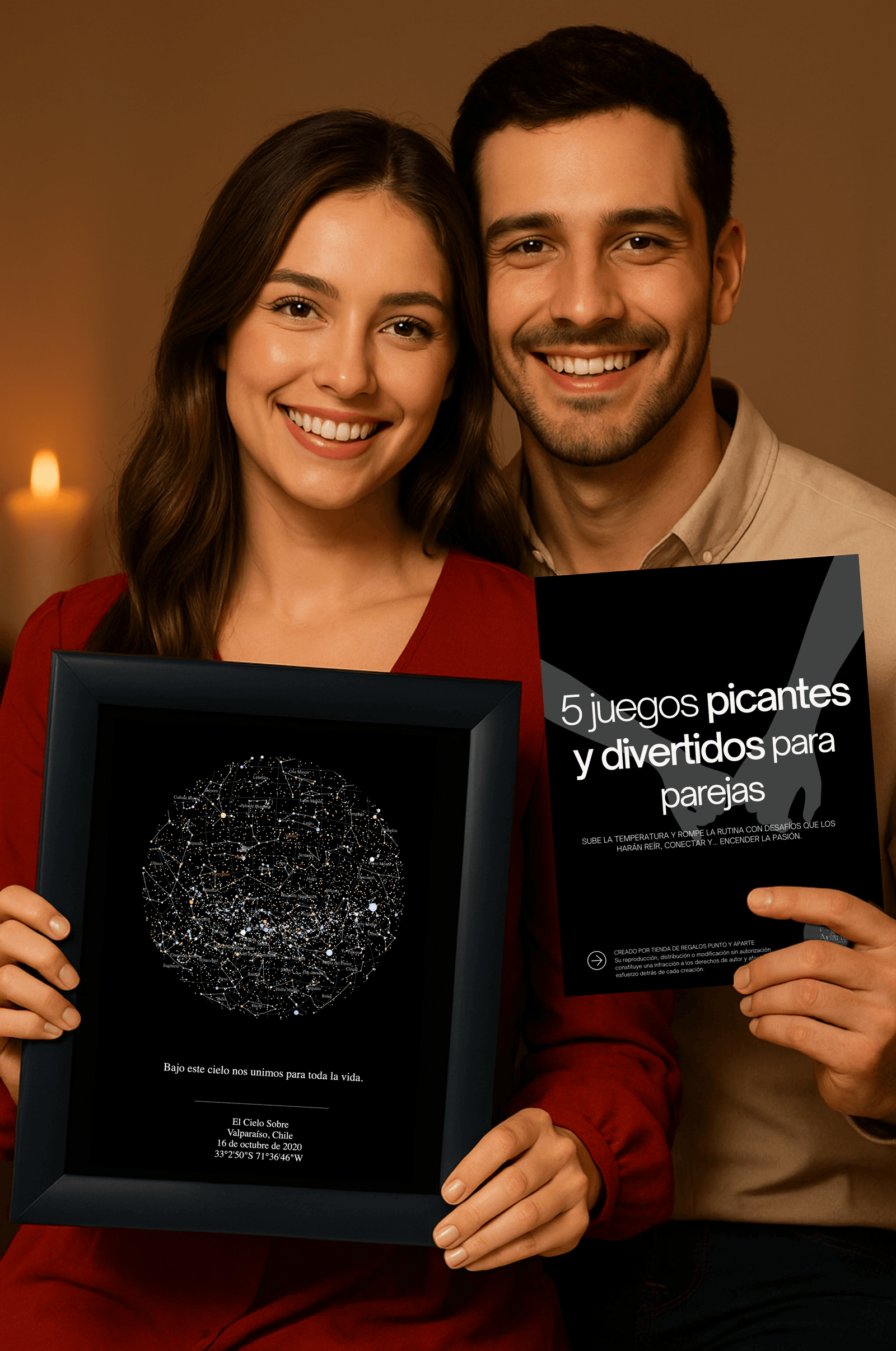 Pareja sonriendo mientras sostiene un Mapa Estelar Sky of Colors y la revista 5 juegos picantes y divertidos para parejas, como pack de regalo romántico.