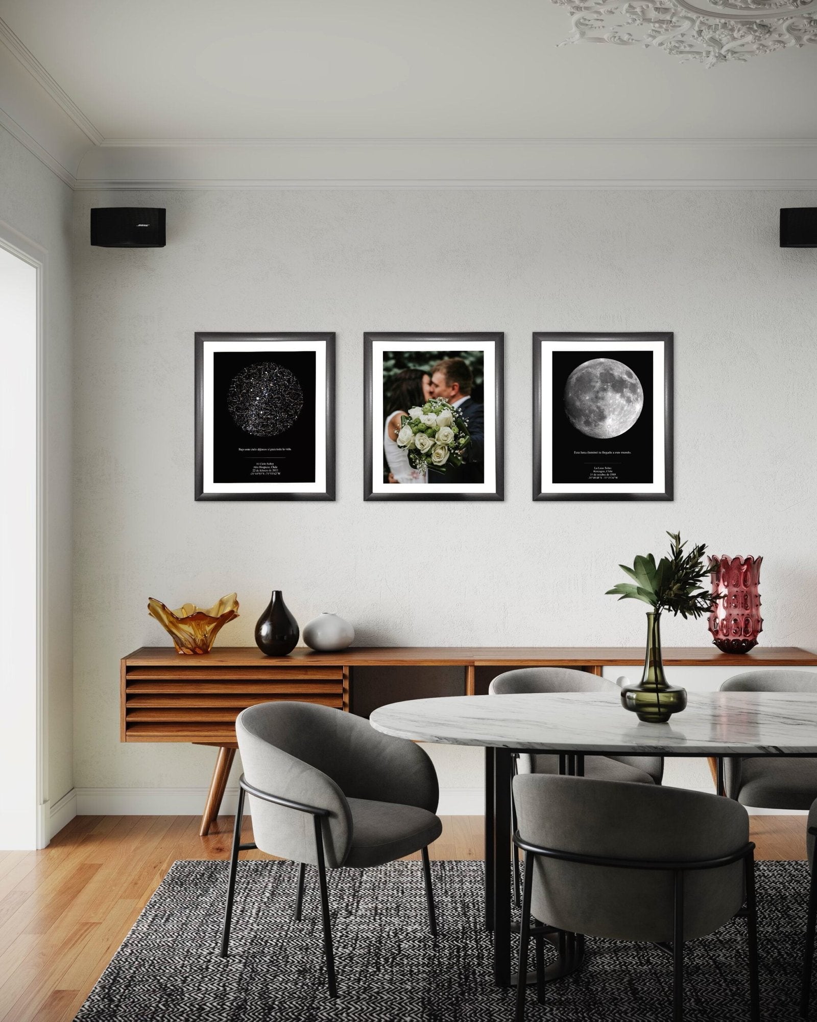 Set de cuadros XXL en comedor moderno con tres marcos negros: mapa estelar personalizado, foto de pareja y mapa lunar, decoración de sala de estar.