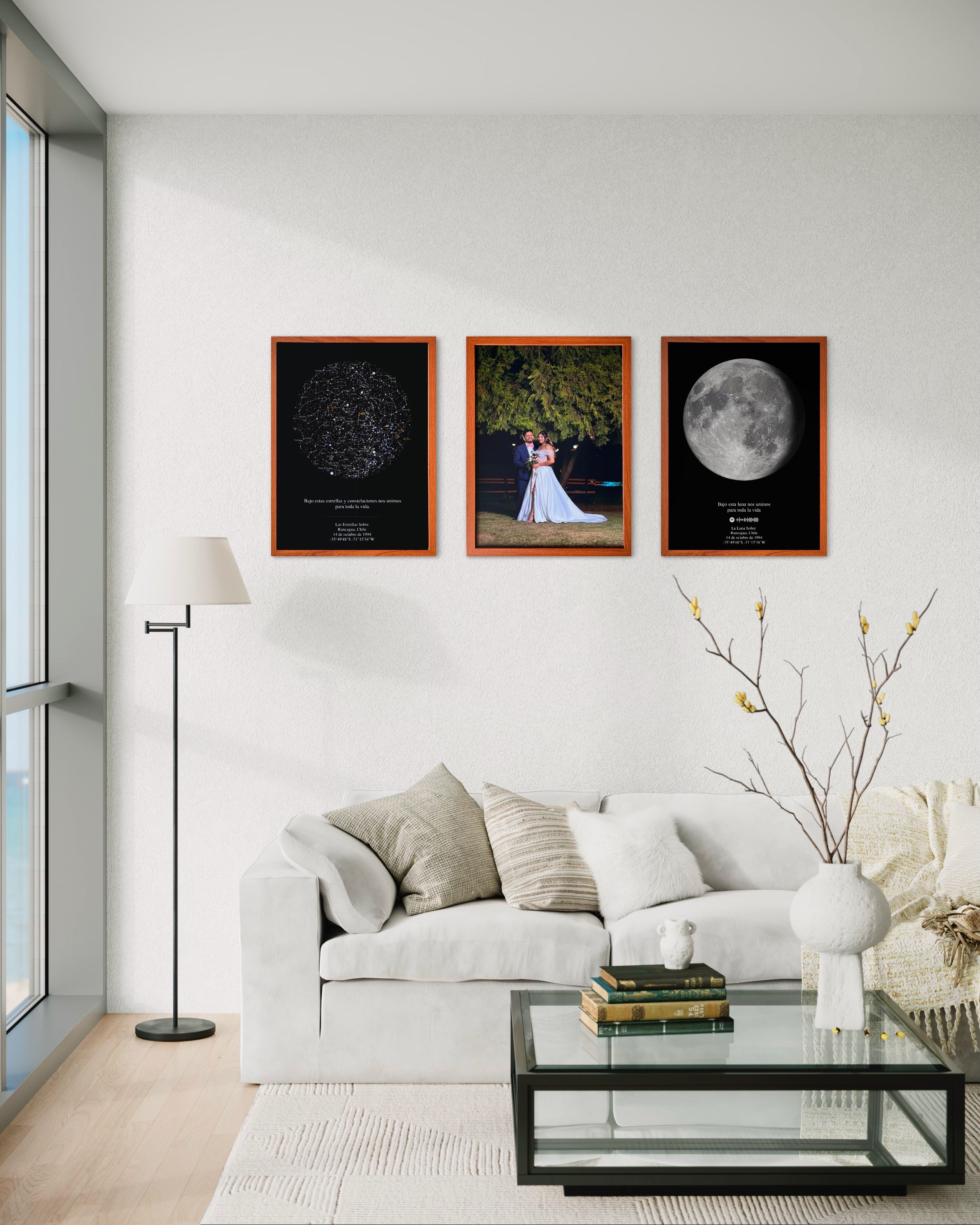 Set de mapas estelares y foto personalizada para parejas decorando living moderno recién casados