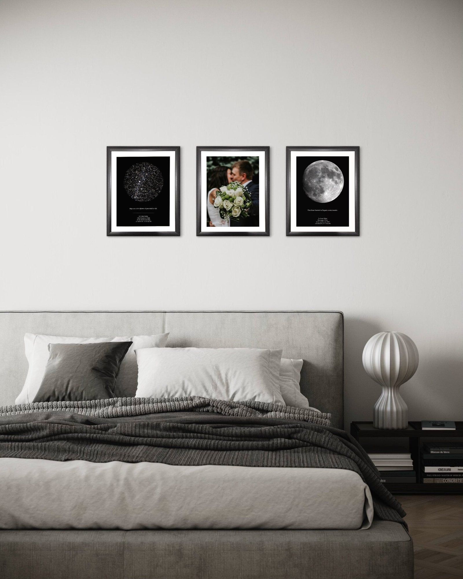 Dormitorio matrimonial decorado con set de 3 cuadros XXL: mapa estelar, foto de la pareja y mapa lunar, regalo de aniversario de Punto & Aparte.
