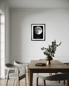 Mapa lunar XXL colgado en la pared de un comedor moderno, cuadro grande de la luna en blanco y negro.