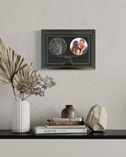 Mapa estelar con foto de pareja en marco oscuro sobre repisa decorada, regalo personalizado para aniversario