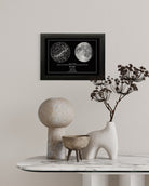 Mapa estelar Cielo Lunar con fase de la luna en cuadro negro sobre mesa de mármol con decoración minimalista