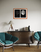 Mapa Estelar Modelo Doble con cielo estrellado y luna llena en marco color madera, colgado sobre un aparador de diseño en un living moderno.