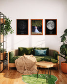 Set de mapas estelares y foto personalizada para parejas decorando living moderno