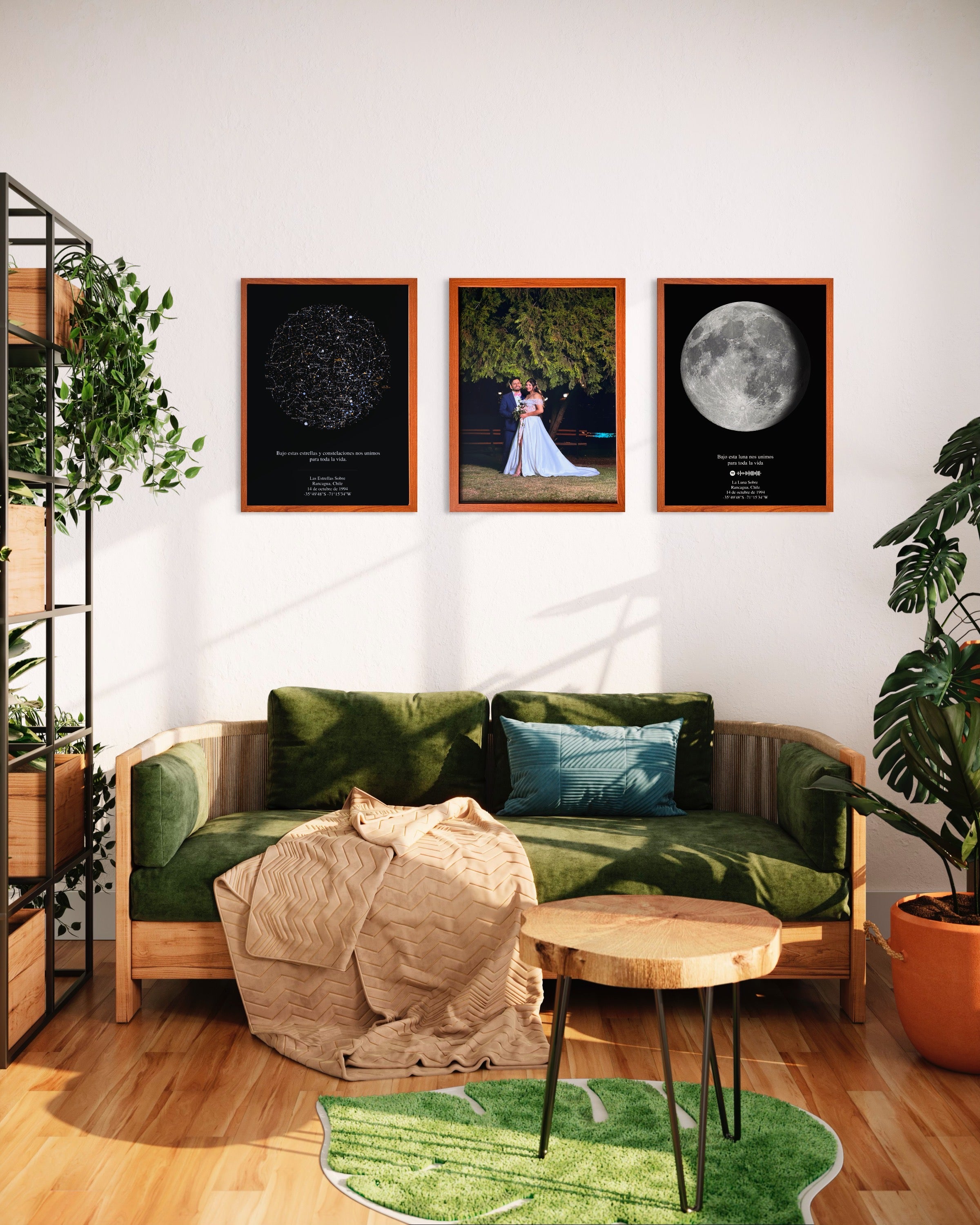 Set de mapas estelares y foto personalizada para parejas decorando living moderno