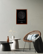 Mapa estelar personalizado XL mostrando tamaño real en centímetros en un salón moderno