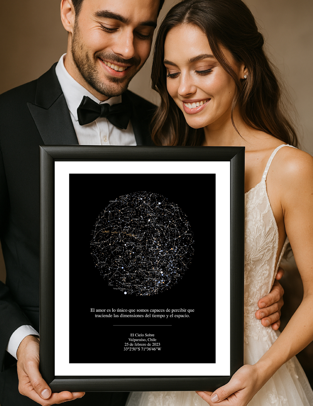 Pareja de novios sosteniendo un mapa estelar XXL en marco negro, regalo personalizado de boda
