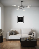 Mapa estelar XXL enmarcado sobre sofá beige en living moderno, decoración elegante del cielo personalizado