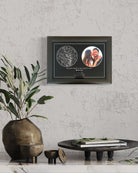Mapa estelar Cielo Foto con foto de pareja, en marco negro sobre repisa con decoración neutra y planta en living moderno.