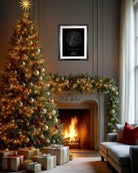 Mapa estelar XXL enmarcado sobre chimenea decorada de Navidad junto a árbol y regalos
