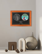 Mapa estelar doble con foto en marco de madera, regalo personalizado para cumpleaños en Chile sobre repisa decorativa