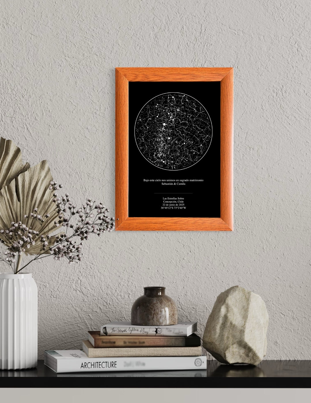 Mapa estelar tradicional en marco de madera color café sobre repisa decorada con libros, jarrón y ramas secas, ideal como regalo romántico de San Valentín.