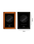 Video de un Mapa Estelar Sky of Colors enmarcado en negro, sostenido con la mano, personalizado con fecha, ciudad y dedicatoria de cumpleaños.