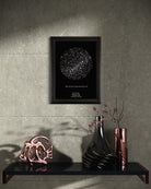 Mapa Estelar Sky of Colors en marco negro colgado sobre muro gris, acompañado de decoración moderna en tonos negros y cobre.