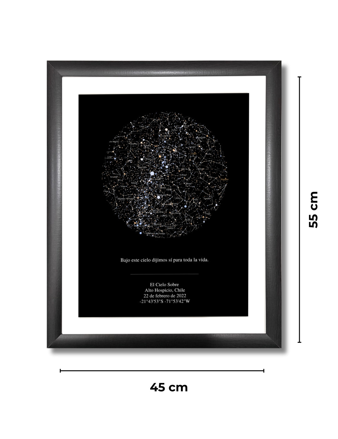 Mapa estelar XXL personalizado enmarcado en negro, con medidas 55 x 45 cm sobre fondo blanco, ideal para decorar paredes amplias.