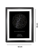 Mapa estelar XXL personalizado enmarcado en negro, con medidas 55 x 45 cm sobre fondo blanco, ideal para decorar paredes amplias.