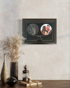 Cuadro “Mapa Estelar Cielo Foto” en formato horizontal, con mapa de estrellas y foto de pareja, colgado en pared sobre mesa decorativa.