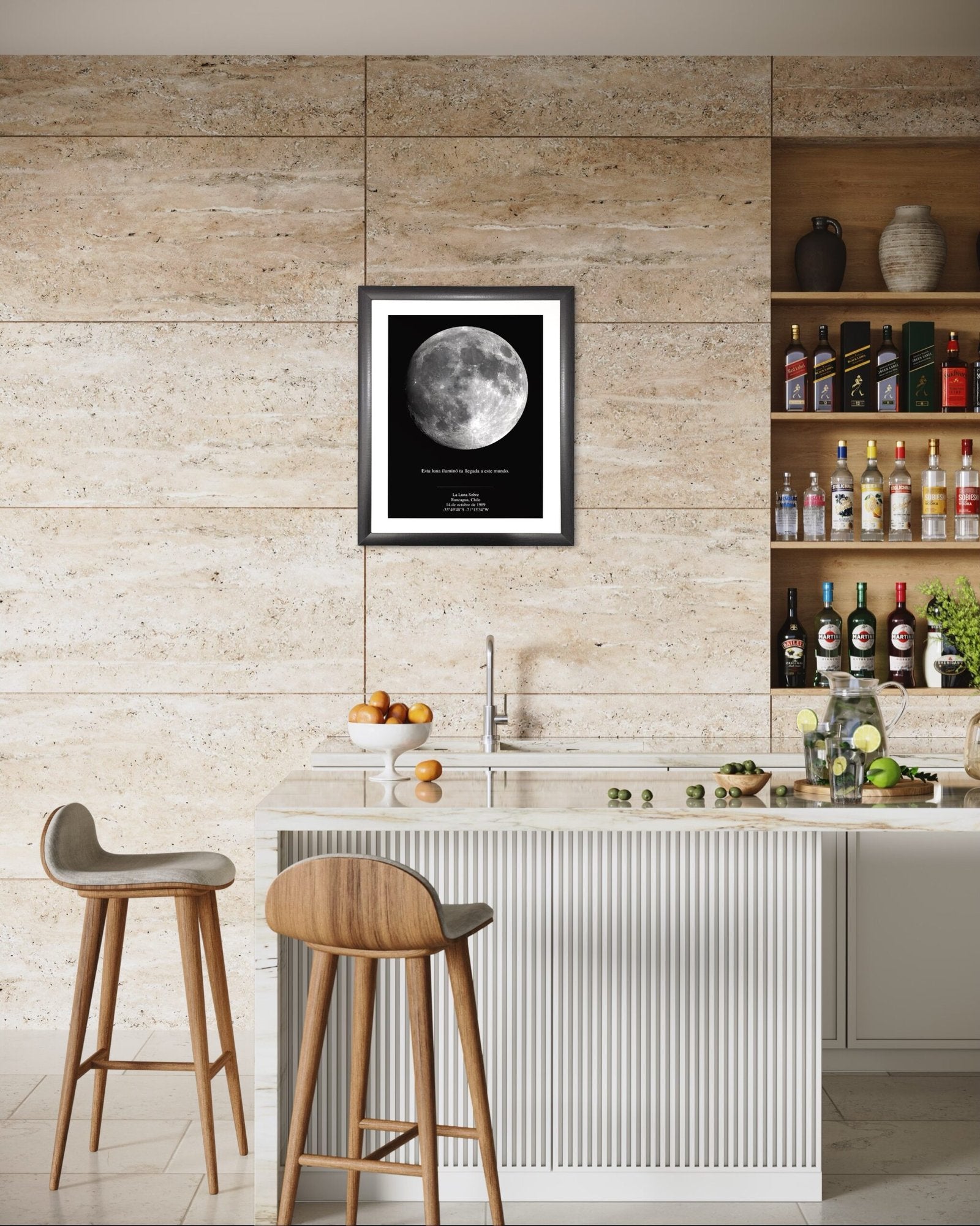 Mapa lunar XXL enmarcado mostrando la fase exacta de la Luna, colgado sobre una pared en una cocina moderna.