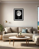 Mapa Lunar XXL personalizado con la fase exacta de la luna colgado sobre un sofá beige en un living moderno y acogedor.