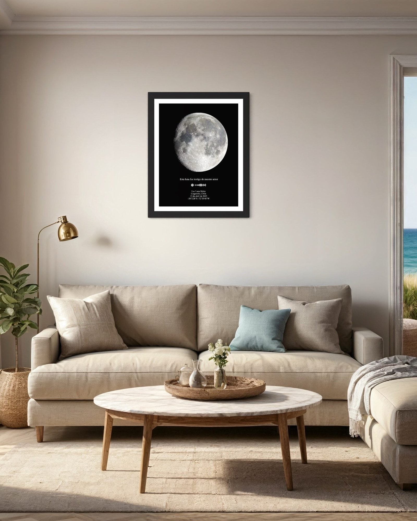 Mapa Lunar XXL personalizado con la fase exacta de la luna colgado sobre un sofá beige en un living moderno y acogedor.