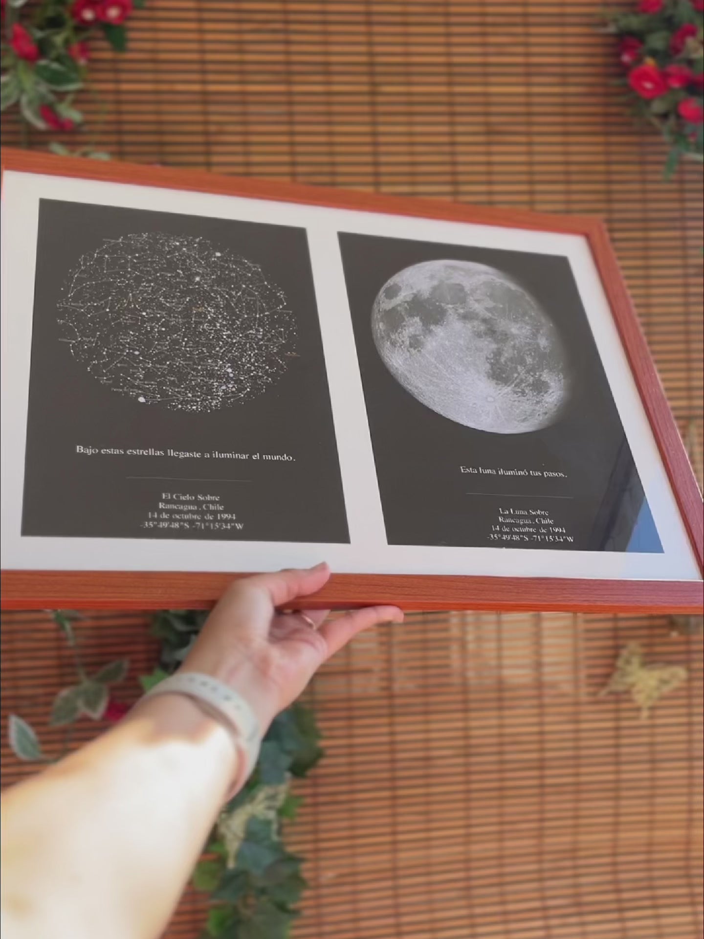 Video mostrando un Mapa Estelar Modelo Doble con cielo estrellado y luna en marco color madera, sostenido con la mano sobre fondo de bambú.