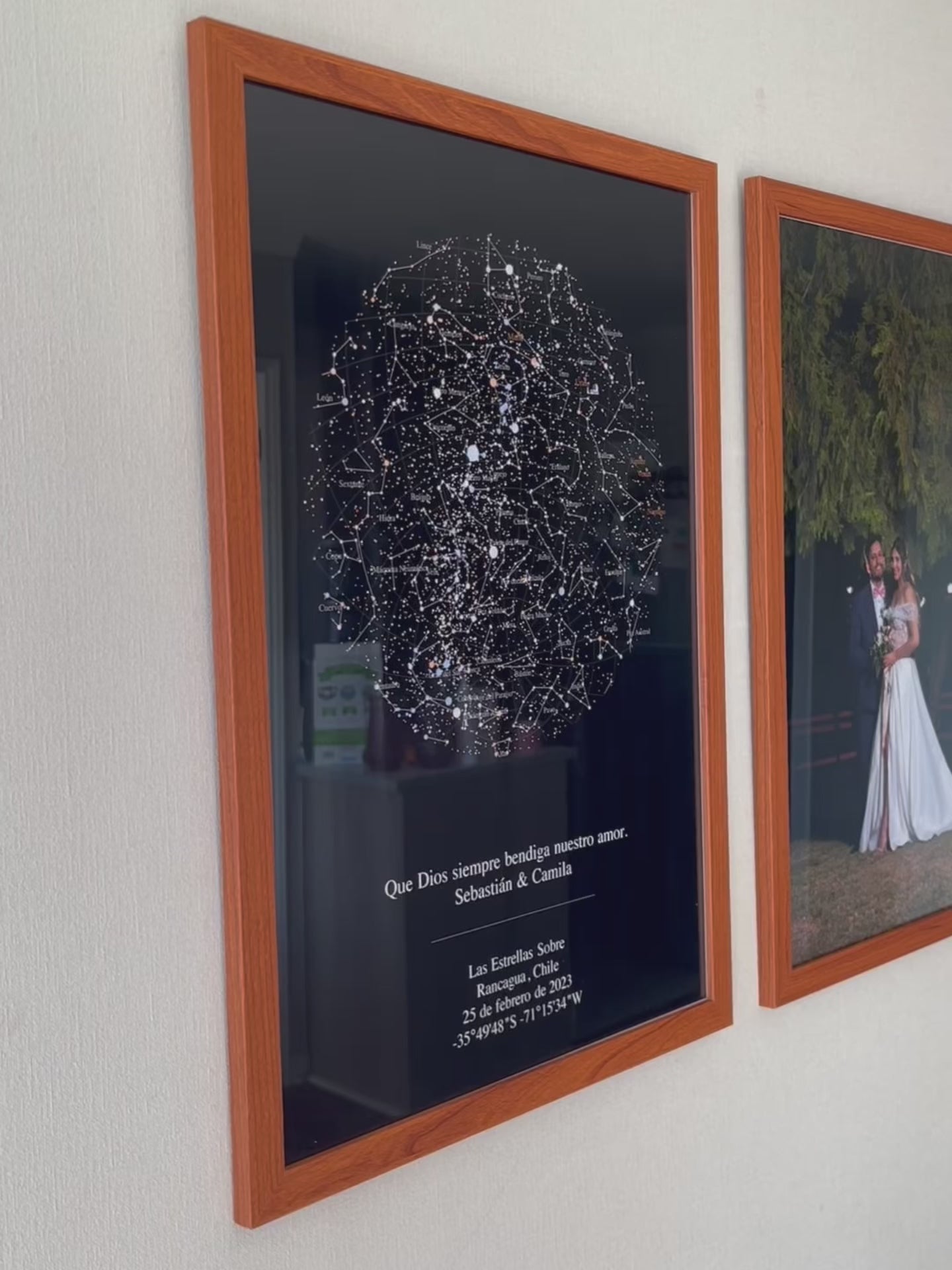 Mapa estelar enmarcado junto a foto de boda, cuadro personalizado para parejas de Punto & Aparte