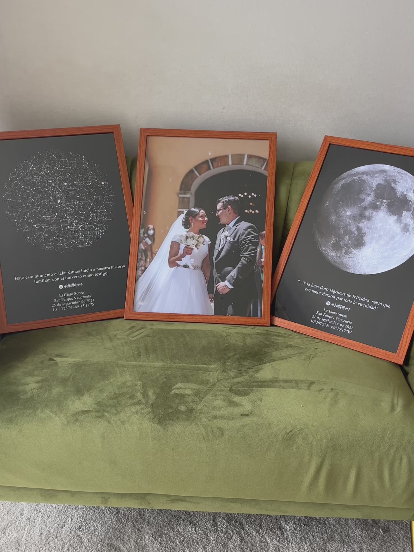 Set Mapa Estelar XL con dos mapas del cielo y foto de matrimonio en marcos de madera sobre sofá verde